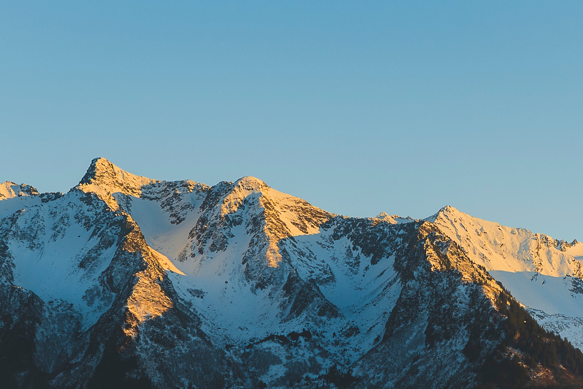 This calming mountain and ocean wall art print features a minimalist landscape with blue tones and soft natural light. Perfect for modern, coastal, or Scandinavian-inspired interiors, it brings a peaceful atmosphere to any space.